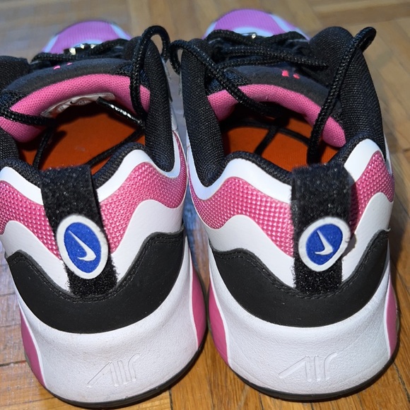 Nike 200 (W) Shoes - Picture 4 of 5